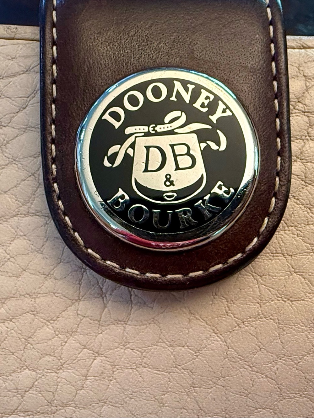 Vintage Dooney & Bourke
Donegal Crest Wallet Florentine & Pebble Leather - Picture 4 of 14